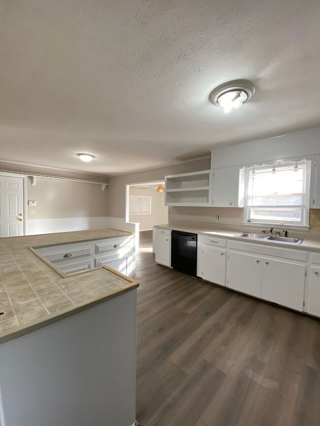 Building Photo - 18 Edwin Ave