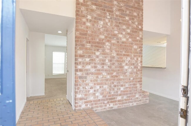 Building Photo - 2023 Woodland Springs St