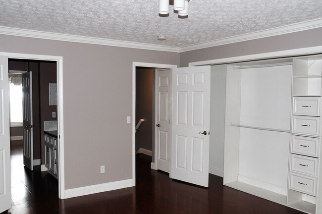 Building Photo - 4705 Athalia Dr