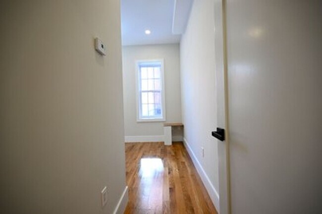 Building Photo - Newly Renovated 2 bed in Bay Village.... Steps away from Chinatown