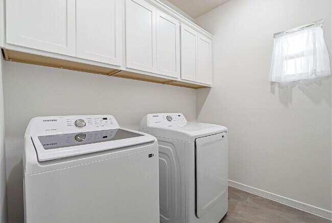 Building Photo - 3 bedroom 2 bath with washer and dryer in 79928