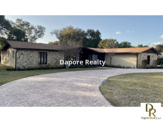 Building Photo - Large 4 Bedroom with NEW Flooring, Oversized Lot