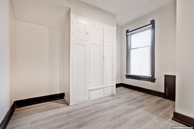 Building Photo - 803 N Broadway