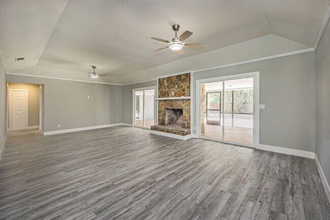 Building Photo - 300 Riomar Dr