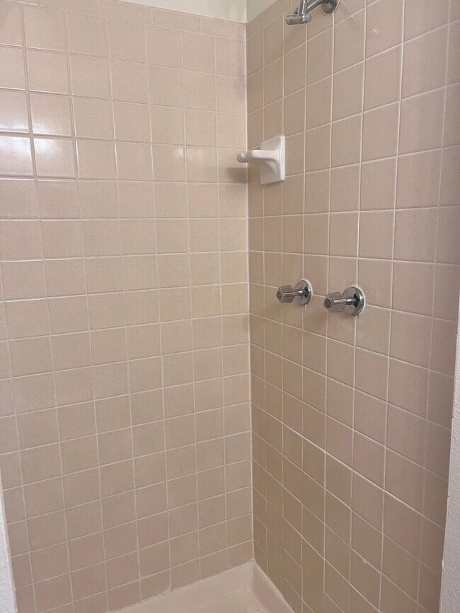 Building Photo - 127 W 45th St