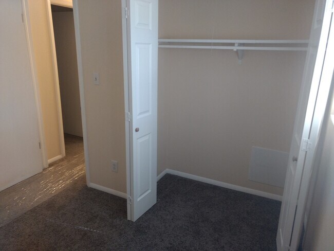 Building Photo - Updated 2 Bed 1 Bath Townhouse close to downtown Louisville