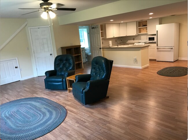 Building Photo - 99 Woodside S Ln