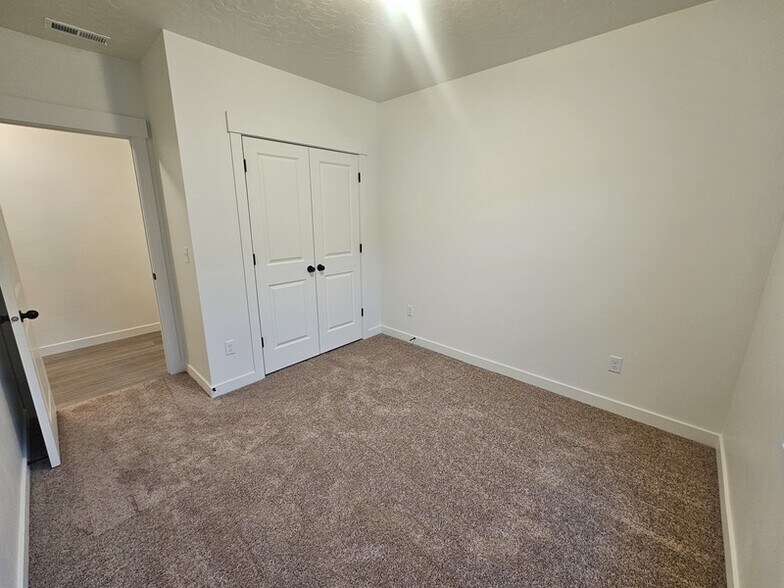 Building Photo - 895 E Antelope Dr
