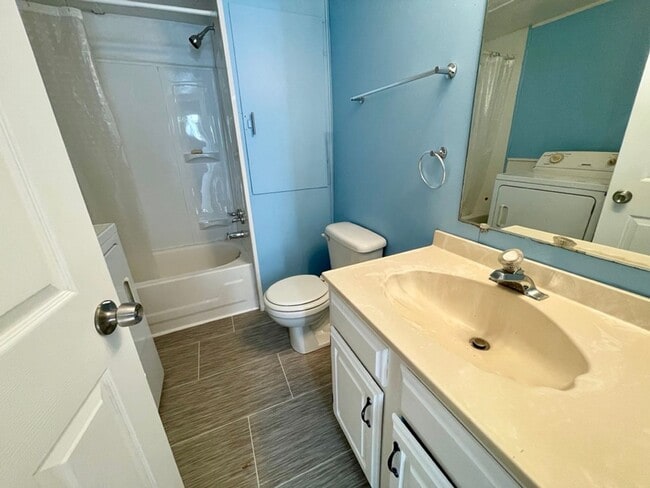 Building Photo - Updated 3 bedroom, 1.5 bath Home FOR RENT ...