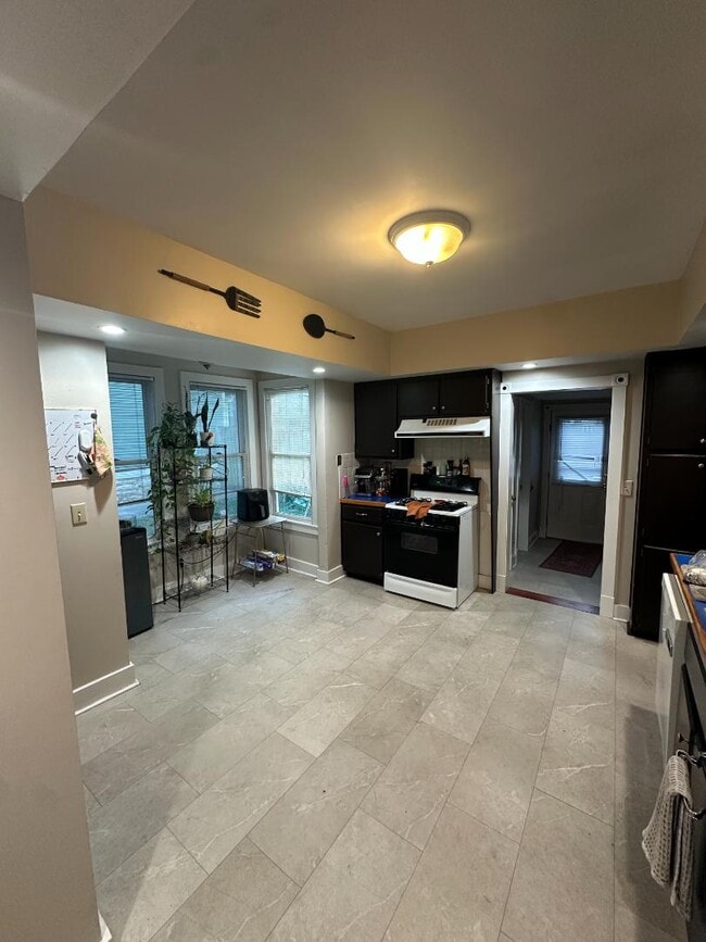 Building Photo - 813 Maine St