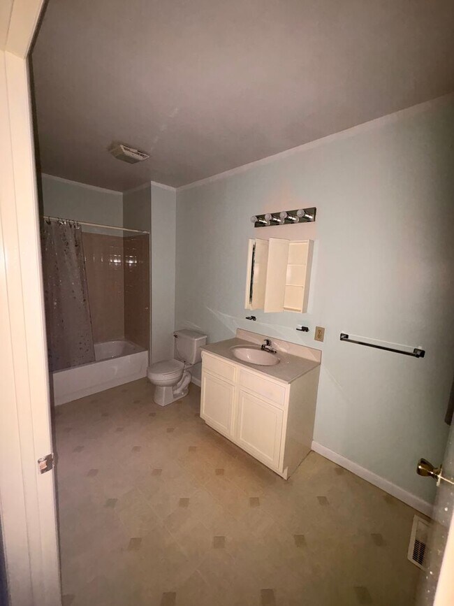 Building Photo - Section 8 Eligible-Spacious 3-4 Bedroom House, Yard, Parking-York City SD