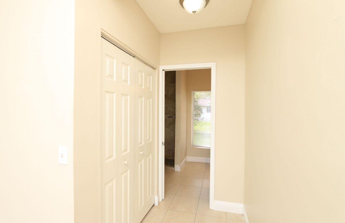 Building Photo - 4916 Silver Oak Dr