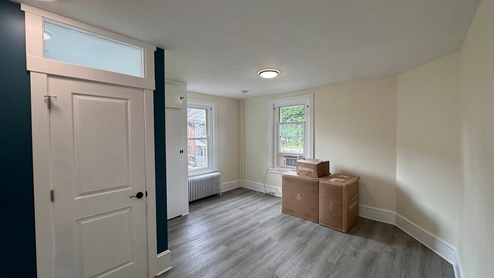 Building Photo - 208 Bridge St