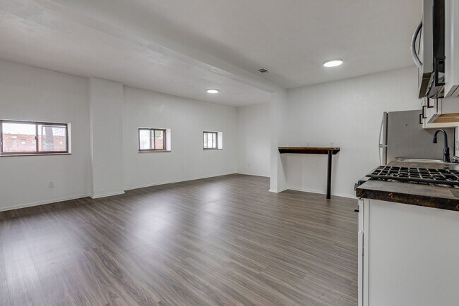 Building Photo - AVAILABLE AUGUST 2026 - Updated 2 Bedroom Apartment Located in the heart of a GREAT Neighborhood