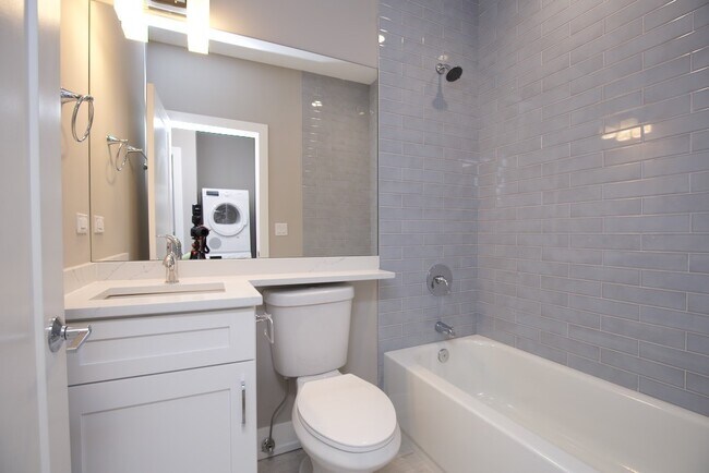 Building Photo - 3946 N Janssen Ave