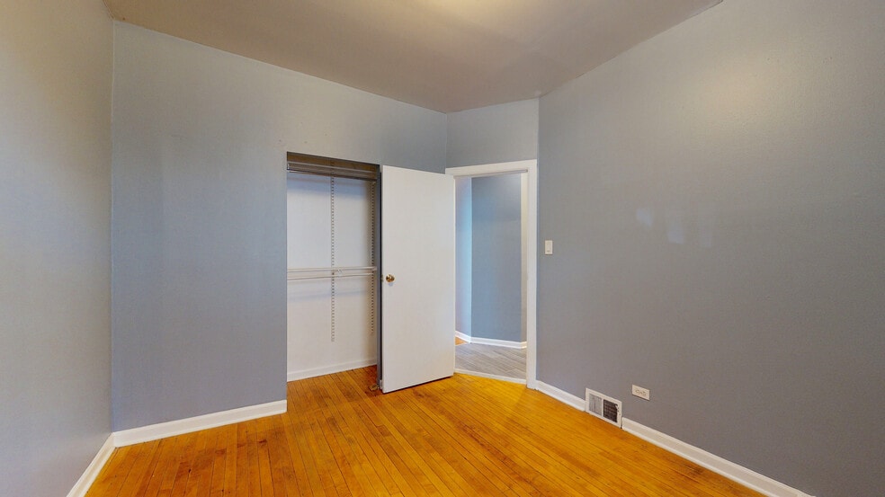 Building Photo - 702 W Schubert Ave