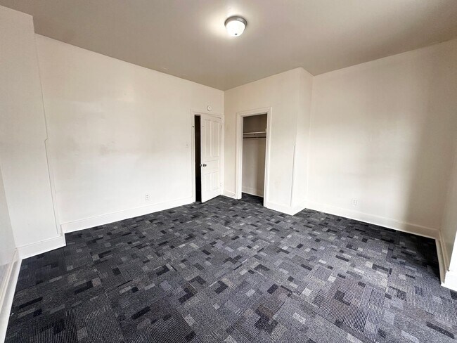 Building Photo - 4 Bedroom 1 Bathroom w/Garage in York City!
