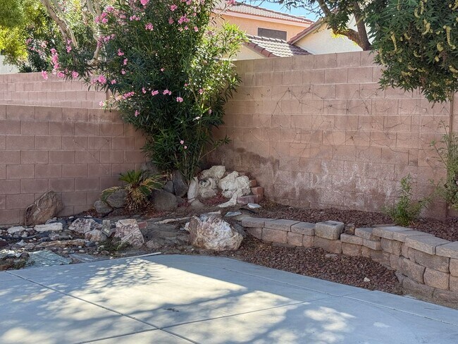 Building Photo - Beautiful three Bedroom, 2 Bath Home