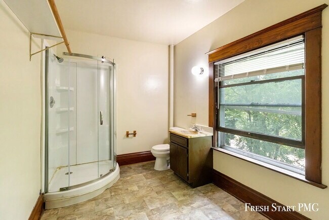 Building Photo - Spacious 3-Bedroom Haven with Sunroom & Wa...