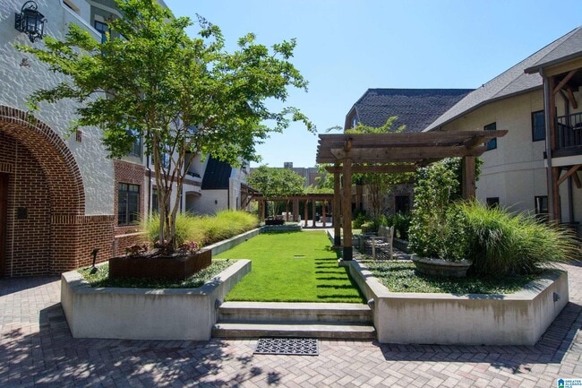 Building Photo - 350 19th St S