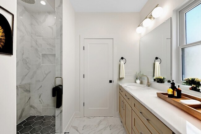 Building Photo - 1008 Fontaine Dr