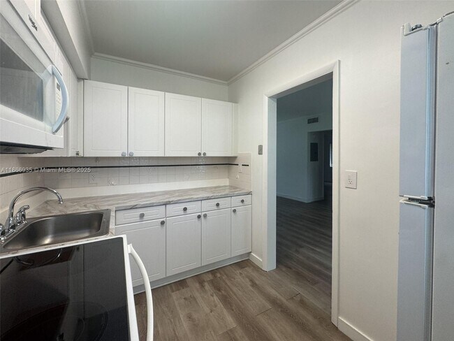 Building Photo - 7635 SW 57th Ave