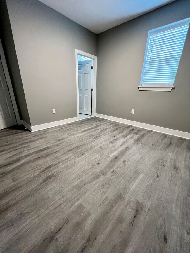 Building Photo - Newly Renovated 2-Bedroom Apartment in Sou...