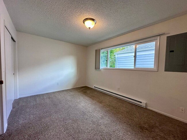 Building Photo - Charming 2-Bedroom Townhome in Sullivan's ...