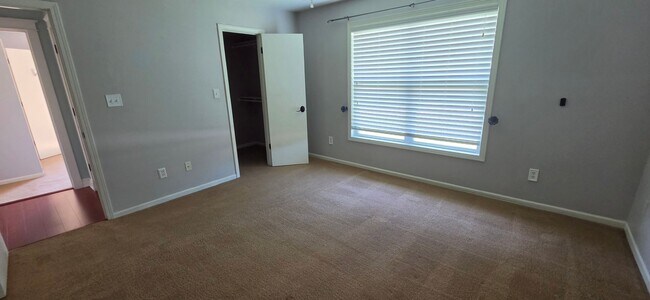 Building Photo - 715 SW Graystone Dr