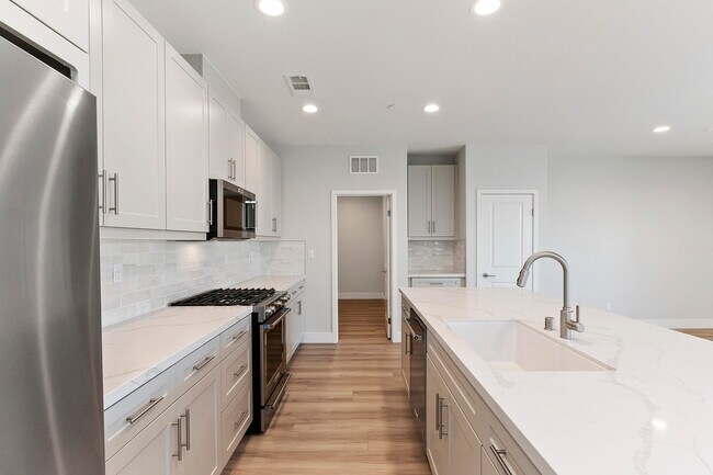 Building Photo - 51600 Sidewinder Dr