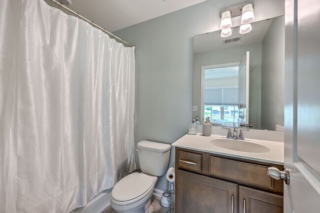 Building Photo - Spacious End-Unit Townhome with Modern Com...