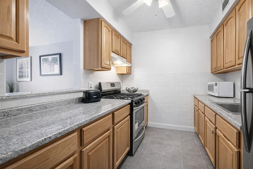 Building Photo - 174 E 111th St