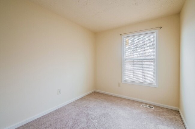 Building Photo - Spacious Townhome with 2 assigned parking ...