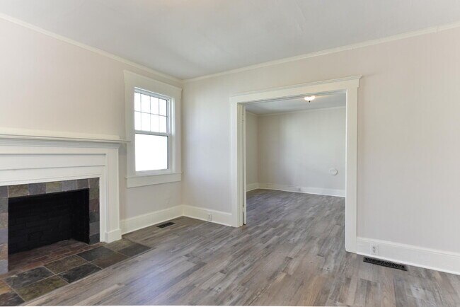 Building Photo - Super Cute Bungalow