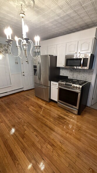 Building Photo - 3 Autumn St