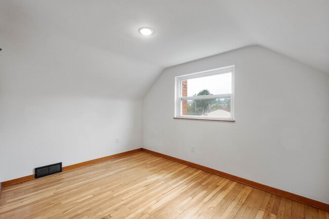 Building Photo - Don’t miss this! Beautifully RENOVATED 3 bedroom in Stowe!!