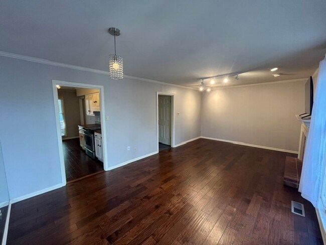 Building Photo - 2805 Foxcroft Rd