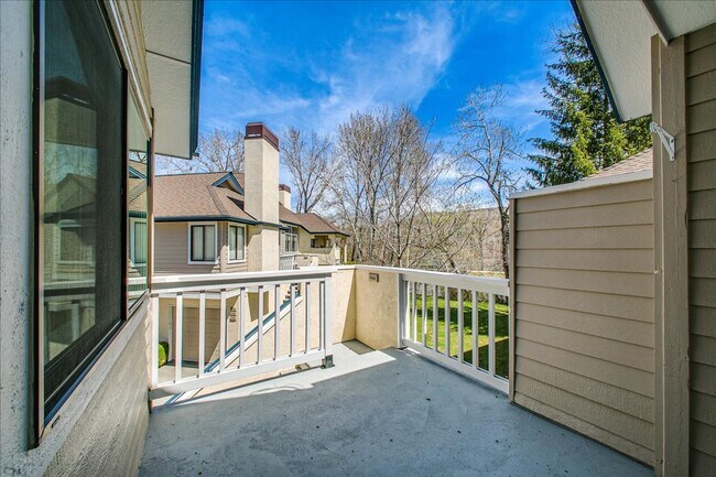 Building Photo - Elegant Condo Near the River