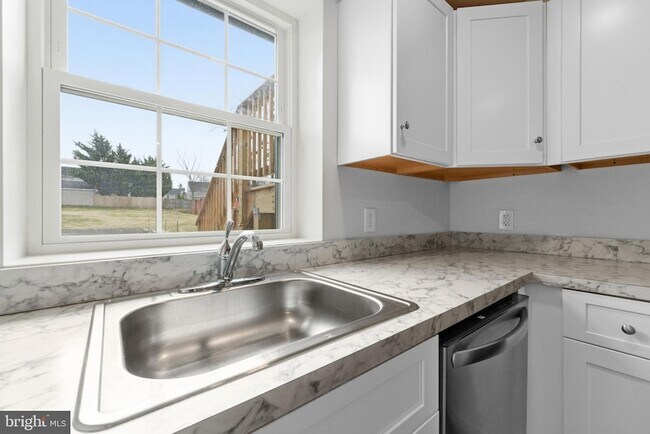 Building Photo - 2210 New Falls Rd