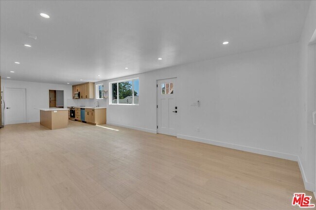 Building Photo - 6913 1/2 Encino Ave