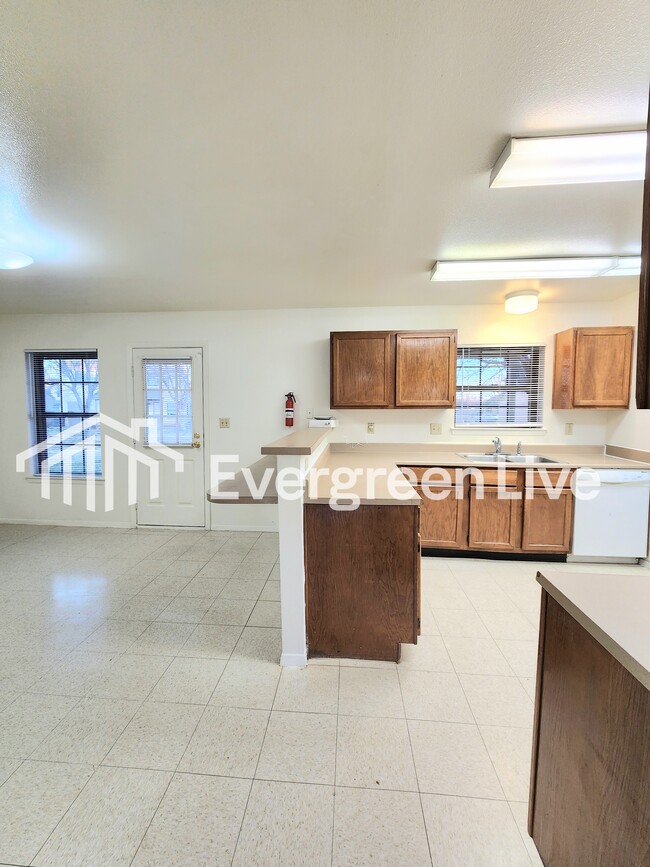 Building Photo - 213 Raven Dr