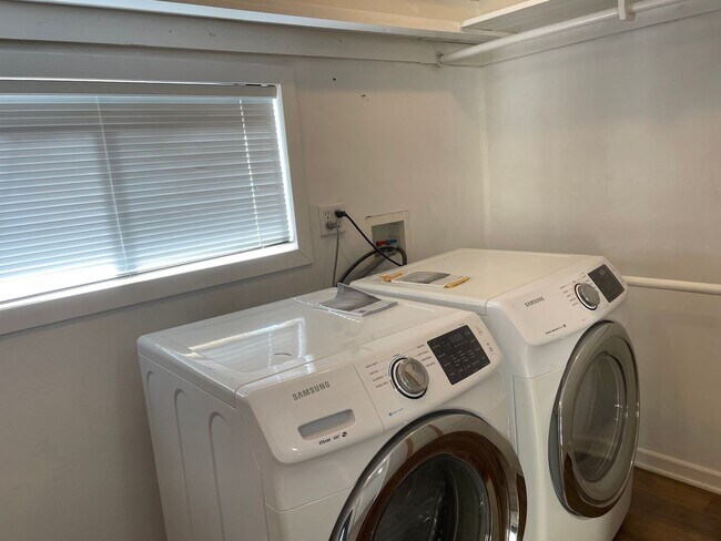 Building Photo - Private Single Family Home in Central Quie...
