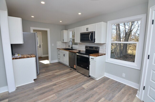 Building Photo - 2506 Halls Hill Pike