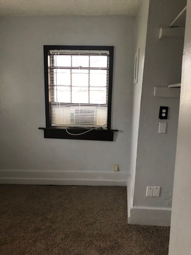 Building Photo - 1565 Meadow Ct