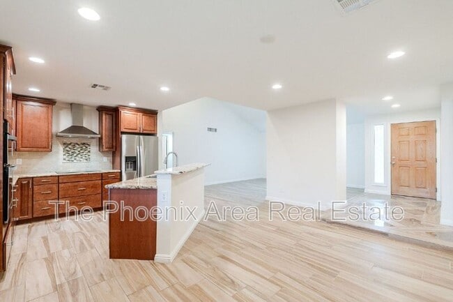 Building Photo - 3231 N Woodburne Dr