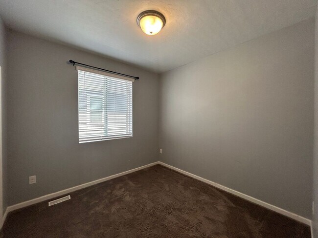 Building Photo - 3 Bedroom 2.5 Bathroom Townhouse in Payson, Utah!
