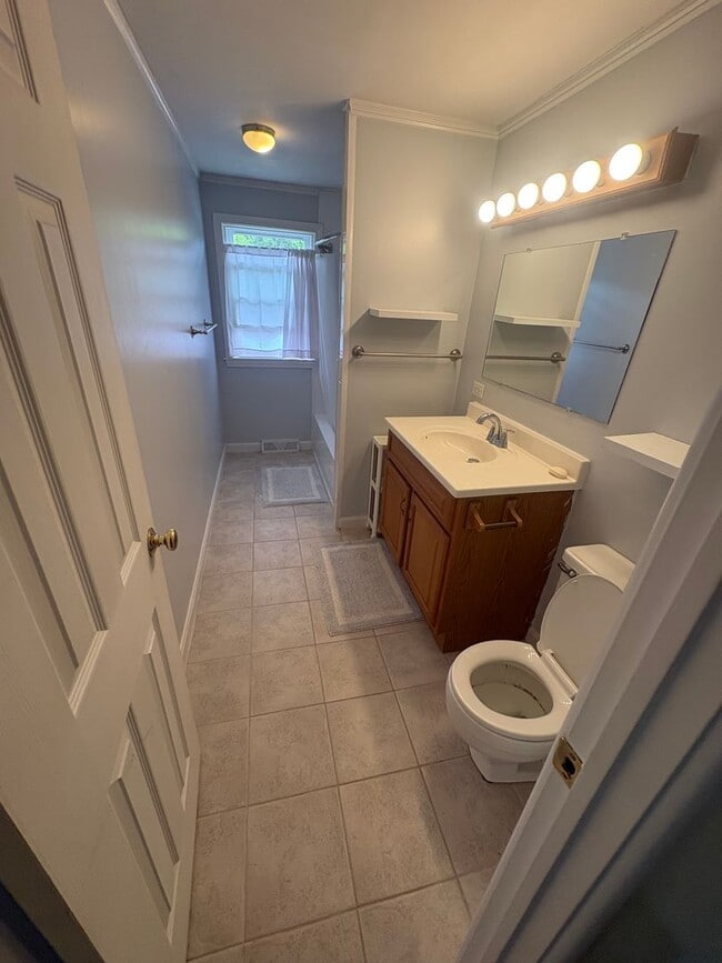 Building Photo - Newly updated 2 Bedroom Townhouse in quite neighborhood