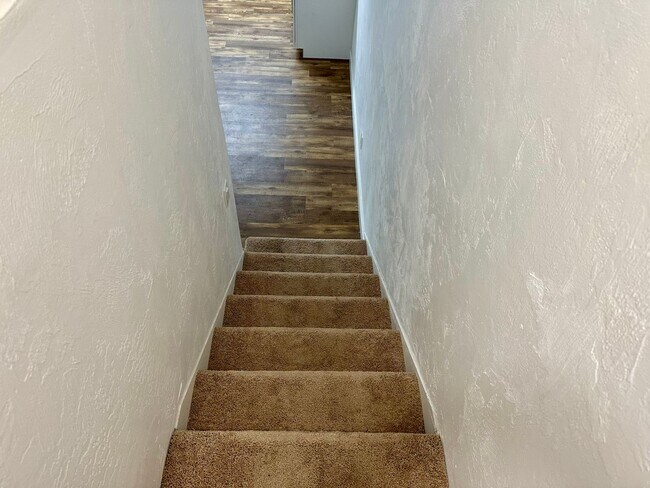 Building Photo - Fully Remodeled - 2/2 Townhome in Central ...