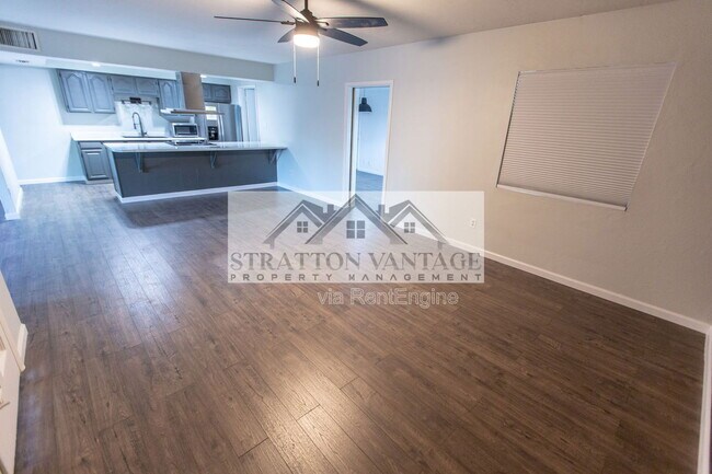 Building Photo - 111 E Manhatton Dr