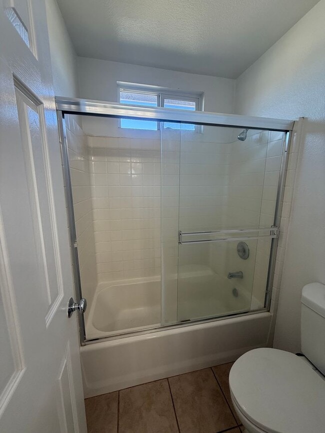 Building Photo - 3 bed, 2 1/2 bath home in East Simi Valley